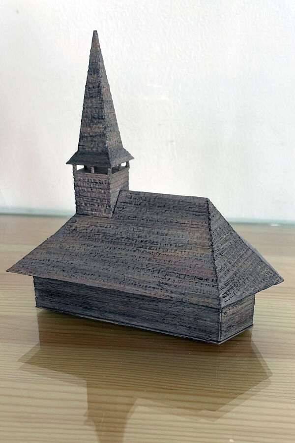Maquette d'église en bois